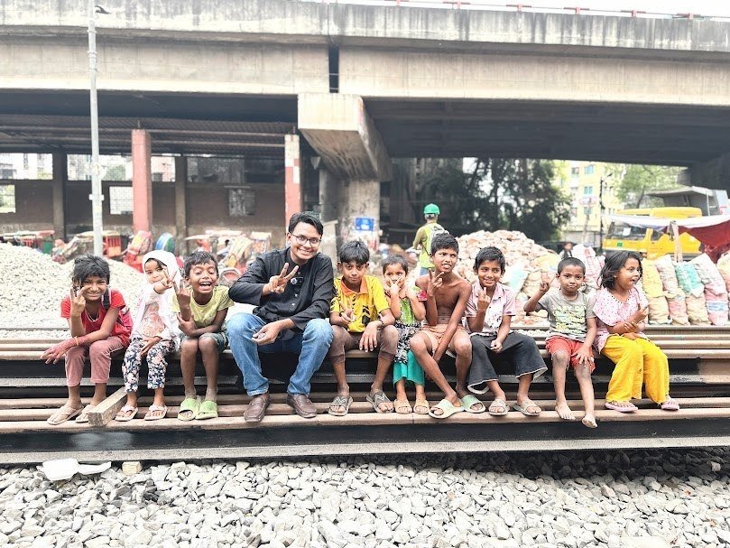 Shakil Mridha with children from the community
